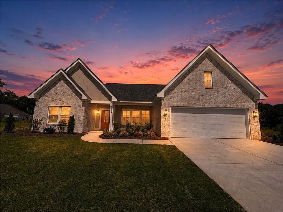 Front of 3263 Peppermill Ct, Opelika, AL 36801
