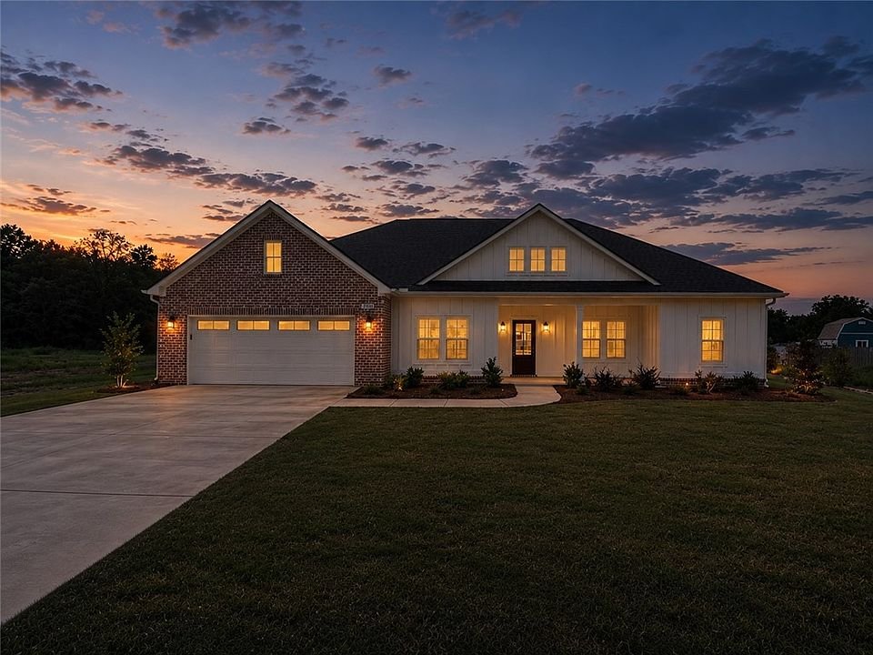 Front of 3298 Peppermill Ct, Opelika, AL 36801